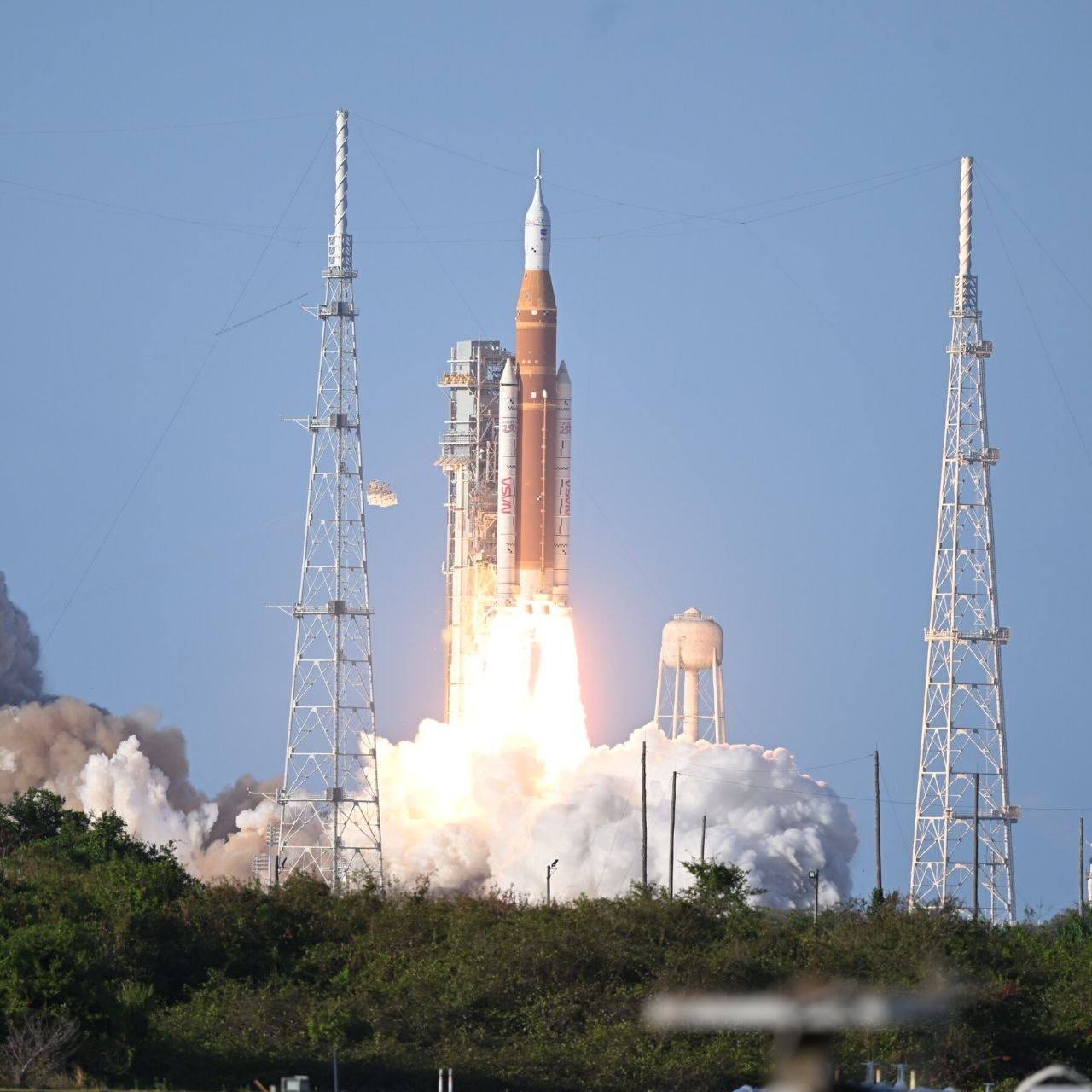 NASA「阿耳忒弥斯 2 号」载人绕月任务成功发射，四名宇航员启程赴月球 封面