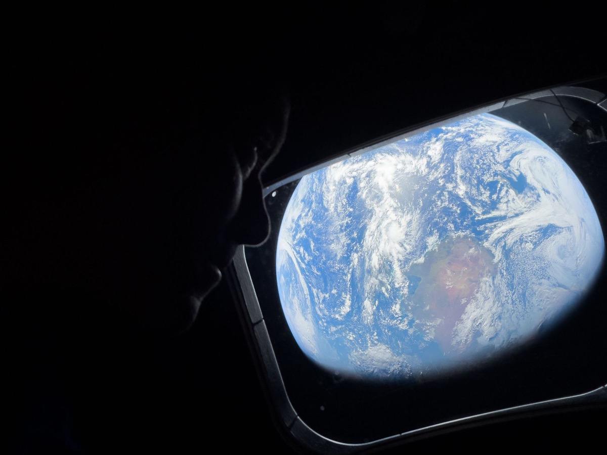 NASA 阿耳忒弥斯 II 乘组用 iPhone 17 Pro Max 拍下回望地球的照片 封面
