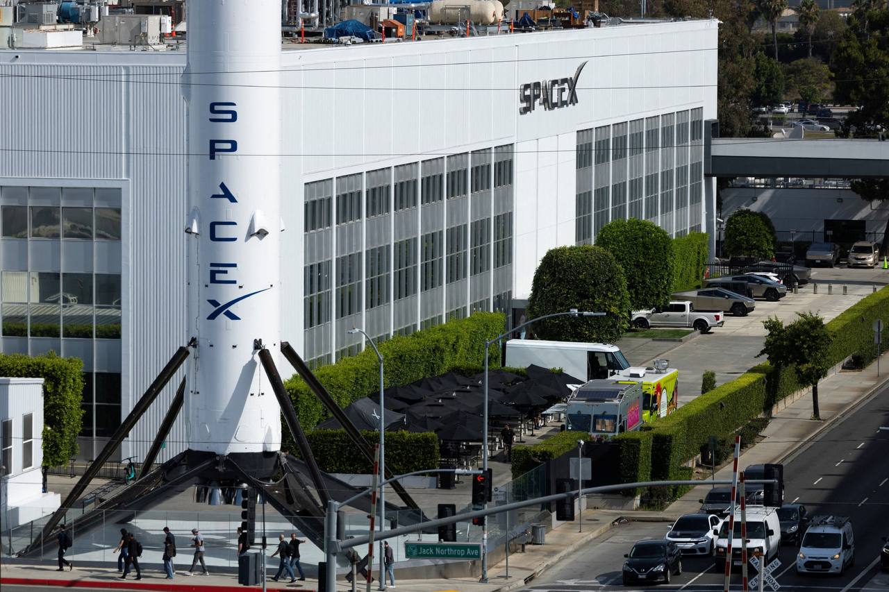 SpaceX 将马斯克薪酬与火星殖民目标挂钩 封面