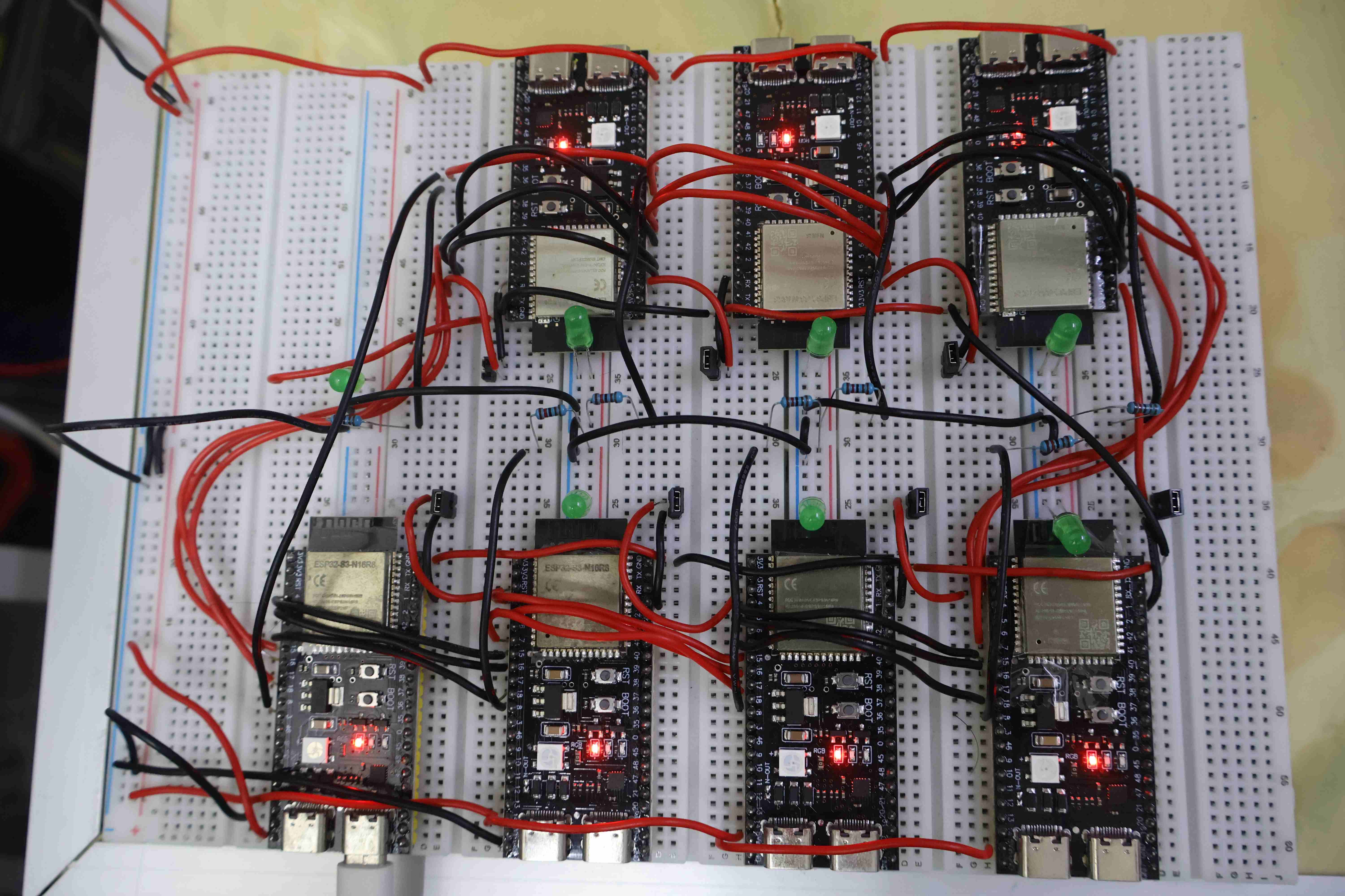 ESP32s3-LLM-Cluster：7 块 20 元开发板菊花链跑 BitNet 1.58-bit 大模型 封面