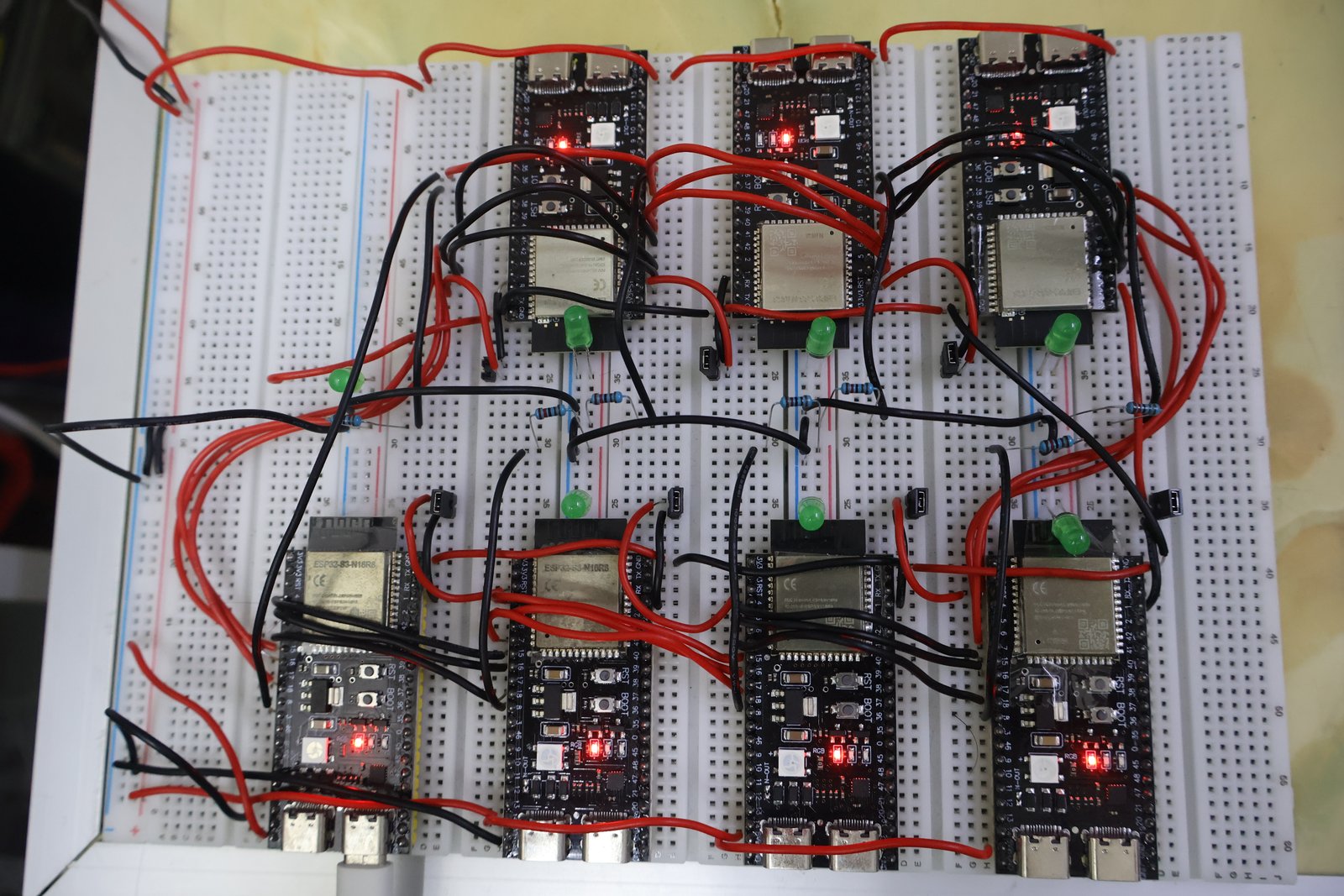 ESP32-S3 集群实物：7 块开发板与接线